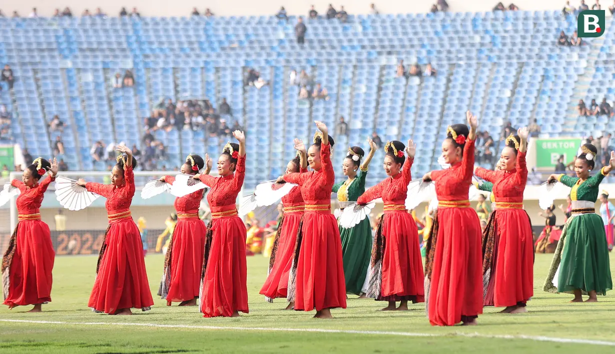 Penampilan sejumlah penari tradisional pada upacara pembukaan Piala Presiden 2024 yang berlangsung di Stadion Si Jalak Harupat, Bandung, Jumat (19/07/2024) WIB. (Bola.com/Bagaskara Lazuardi)