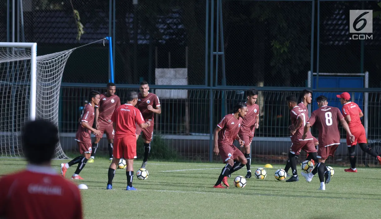 Pemain Persija melakukan pemanasan saat latihan resmi penyisihan Grup H Piala AFC 2018 melawan Johor Darul Takzim di Lapangan B Kompleks GBK, Jakarta, Senin (9/4). Laga akan digelar, Selasa (10/4). (Liputan6.com/Helmi Fithriansyah)
