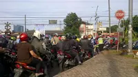 Diwarnai kecelakaan, awal pekan pagi ini lalu lintas Jakarta padat. 