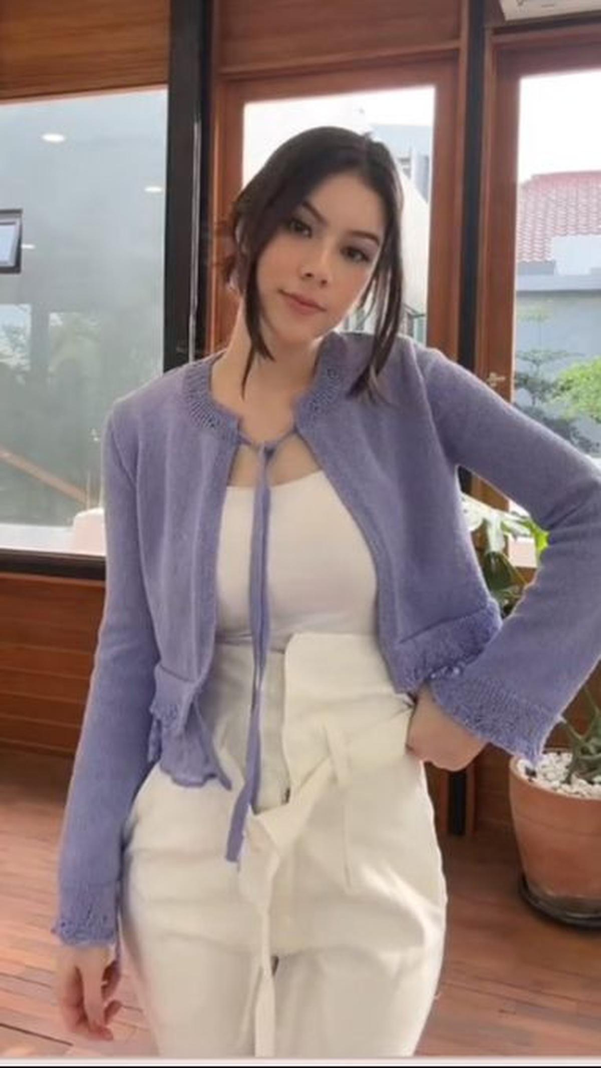 Asyifa berhasil mencuri perhatian lantaran memiliki paras bule yang sangat cantik. Tak jarang, banyak orang menyebutnya seperti barbie.