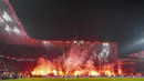 Pyro show atau pertunjukan suar dan kembang api diperagakan oleh pendukung FC Twente menjelang dimulainya babak kedua pertandingan Liga Europa 2024/2025 melawan Besiktas di De Grolsch Veste stadium, Enschede, Belanda, Jumat (31/01/2025) dini hari WIB. (AP Photo/Peter Dejong)