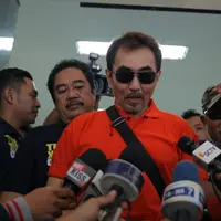 Tersangka Aa Gatot Brajamusti hari ini, Senin (9/5/2016) menjalani pemeriksaan di Polda Metro Jaya. Aa Gatot diperiksa terkait temuan polisi senjata api dan ratusan amunisi di rumahnya yang tersimpan dalam brangkas. (Andy Masela/Bintang.com)