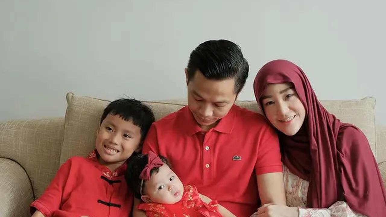 6 Potret Larissa Chou Rayakan Imlek Bareng Keluarga, Anaknya Senang Dapat Angpao
