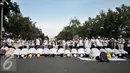 Para Jamaah sujud saat salat ashar berjamaah di depan Balai Kota, Jalan Medan Merdeka Selatan, Jakarta, Jumat (4/11). Di sela-sela salat Ashar, sebagian massa aksi juga ada yang memanfaatkan untuk istirahat. (Liputan6.com/Yoppy Renato)