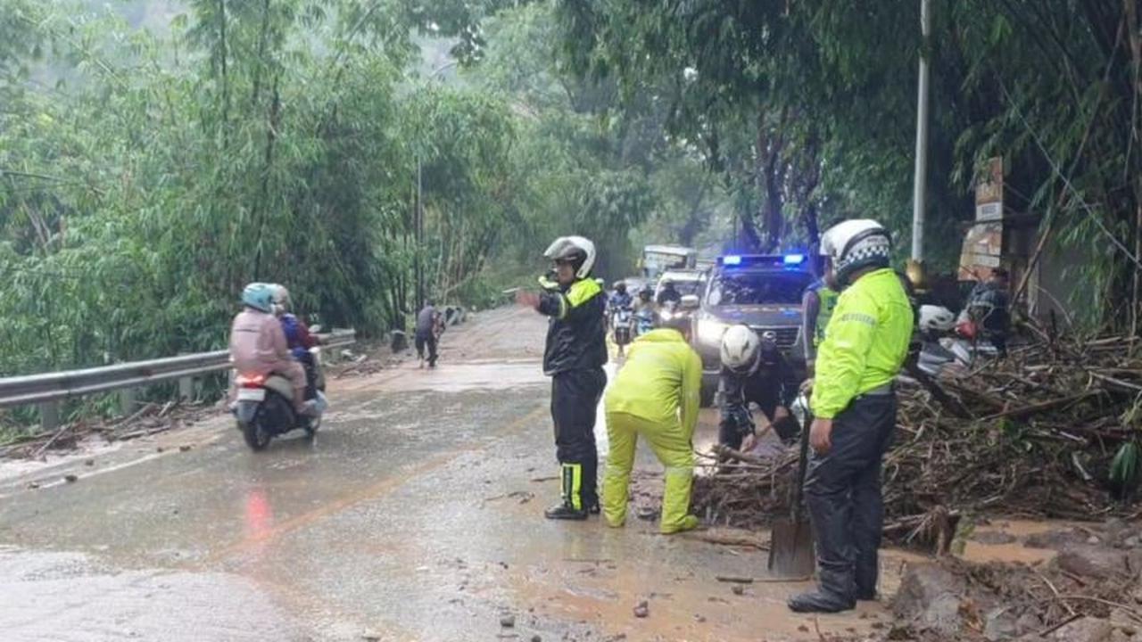 Polisi Sigap Bersihkan Material Longsor Nagreg, Jalur Bandung-Garut Kembali Normal