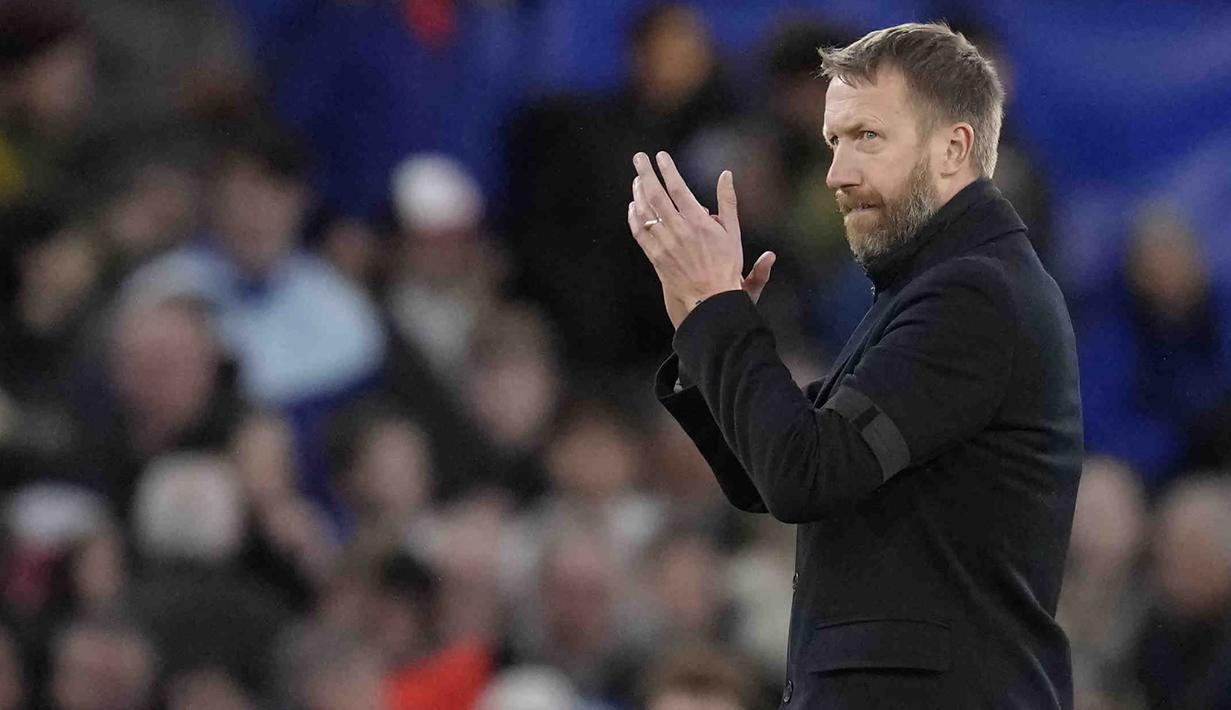 Pelatih Chelsea, Graham Potter berjalan meninggalkan lapangan sambil memberi aplaus kepada para fans setelah Chelsea dikalahkan Southampton 0-1 dalam laga pekan ke-24 Liga Inggris 2022/2023 di Stamford Bridge, London, Sabtu (18/2/2023) malam WIB. (AP Photo/Kirsty Wigglesworth)