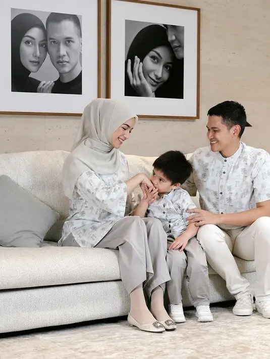 Pose Rezky Aditya, Citra Kirana, dan sang anak yang mencium tangan akan menjadi hal unik yang memiliki makna mendalam. Tetap pancarkan senyuman untuk menandai hari raya dengan kebahagiaan. (Foto: Instagram/@citraciki x @littlepalmerhaus)