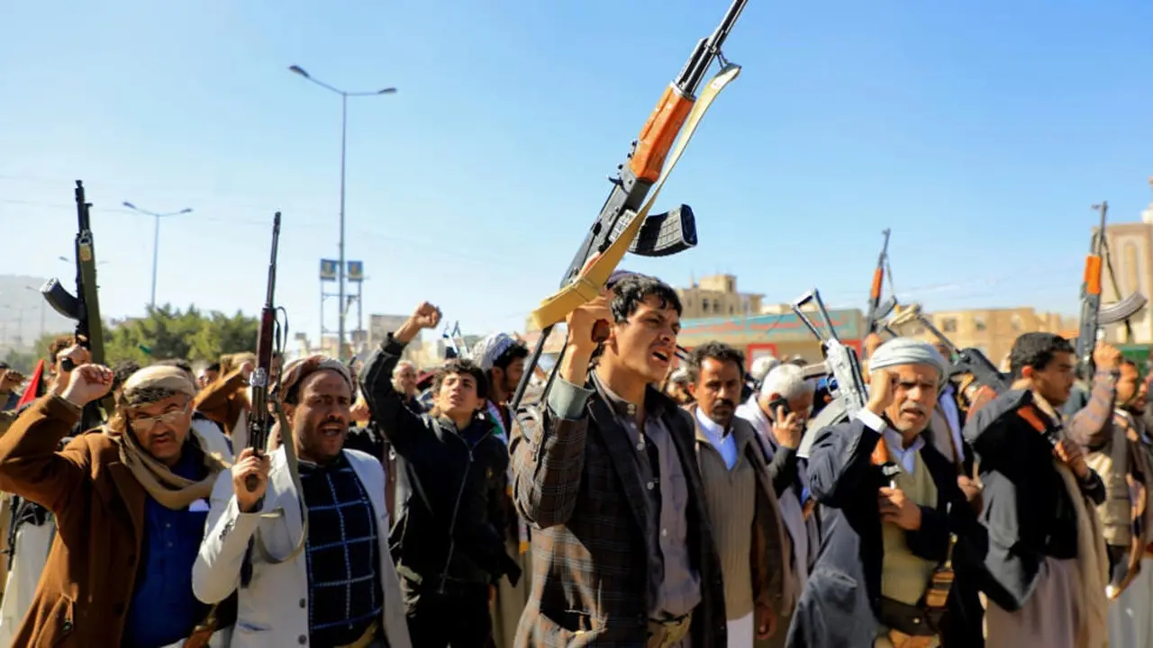 Militan Houthi mengacungkan senjata saat unjuk rasa solidaritas terhadap warga Palestina di Sana'a, ibu kota Yaman yang dikuasai Huothi. (AFP/Mohammed Huwais)