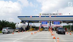 Suasana gerbang tol Binjai yang masih dalam proyek pembangunan Jalan Tol Medan - Binjai seksi I di Deli Serdang, Sumatera Utara, Rabu (6/3). Jalan Tol tersebut akan beroperasi pada akhir Tahun 2019. (Liputan6.com/HO/Eko)