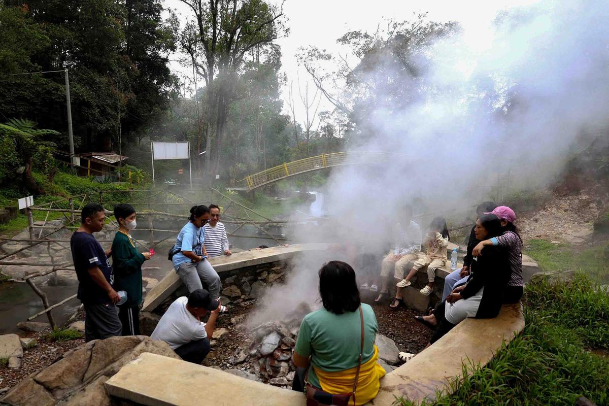FOTO: Menikmati Liburan Imlek di Kawah Kamojang Garut
