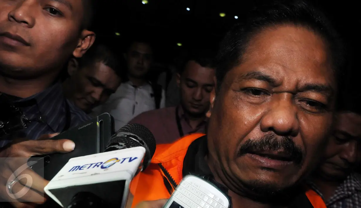 Ekspresi Budi Supriyanto saat didesak wartawan untuk menjawab pertanyaan usai diperiksa KPK, Jakarta, Selasa (15/3/2016). KPK resmi menahan Budi resmi karena terbukti menerima suap dalam proyek di Kementerian PUPR. (Liputan6.com/Helmi Afandi)