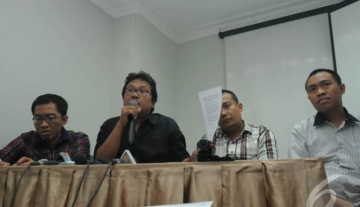 Dalam jumpa pers di Hotel Grand Cemara, Jakarta Pusat, Jumat (4/7/2014), para aktivis 98 itu juga menulis surat terbuka untuk Jokowi-JK, Hotel Grand Cemara, Jakarta Pusat, Jumat (4/7/2014) (Liputan6.com/Herman Zakharia)