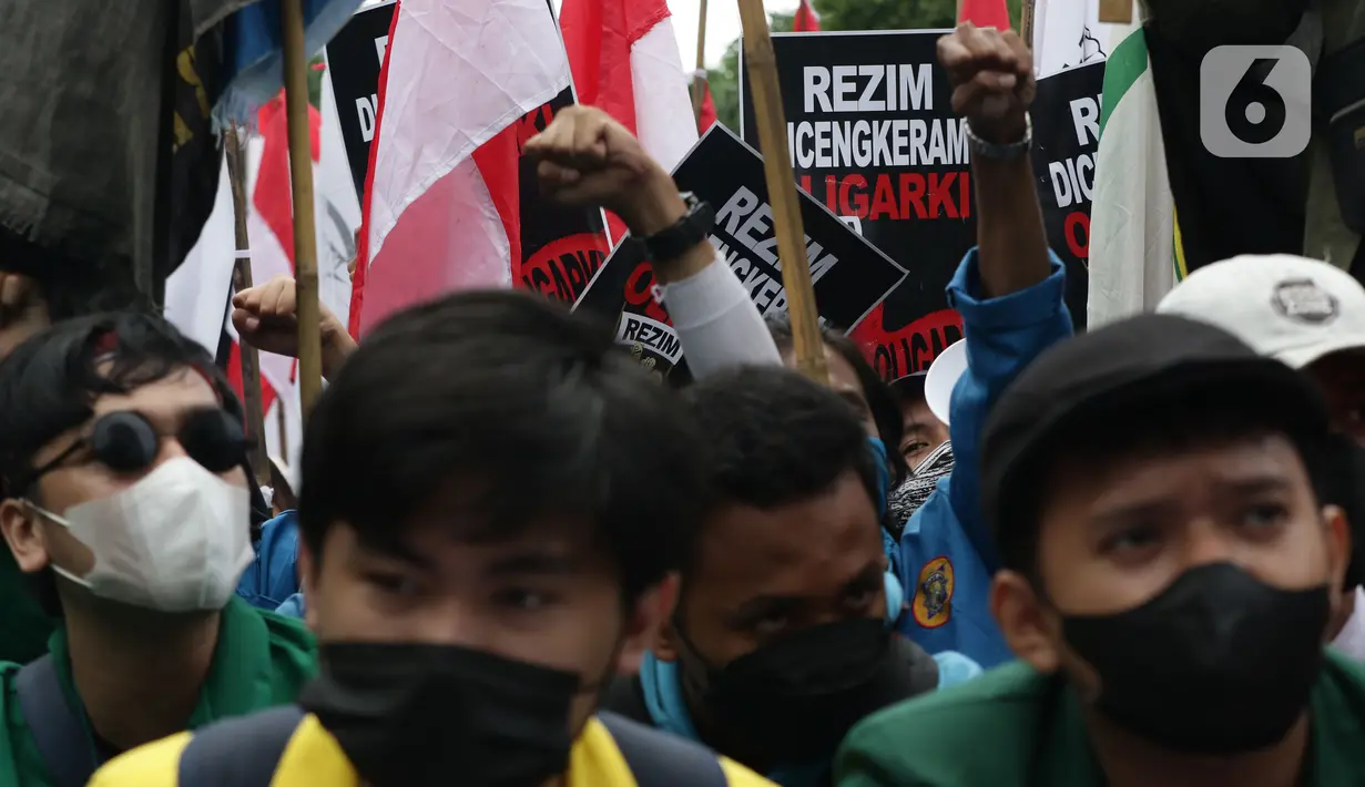 Sejumlah mahasiswa yang tergabung dalam Front Millenial Jabodetabek melakukan aksi unjuk rasa di Jalan Kuningan Persada sekitar Gedung KPK, Jakarta, Kamis (9/12/2021). Aksi mereka untuk memperingati Hakordia 2021 dengan menyuarakan keprihatinan atas lemahnya KPK. (Liputan6.com/Helmi Fithriansyah)