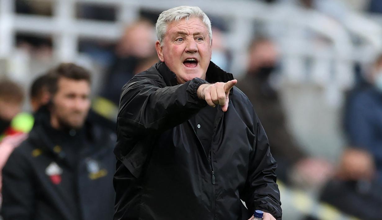 Steve Bruce. Ia menjadi anak asuh Alex Ferguson di Manchester United mulai 1987 hingga 1996. Bek yang pensiun pada 1999 ini langsung menangani Sheffield United sebagai pelatih merangkap pemain. Saat ini menjadi pelatih Newcastle United sejak 17 Juli 2019 lalu. (Foto: AFP/Pool/Carl Recine)