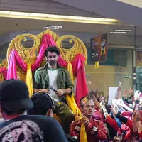 Dua bintang serial Khushi, Barun Sobti dan Dalljiet menggelar meet and greet Khushi Stars dengan para fansnya. (Syaiful Bahri/Bintang.com)