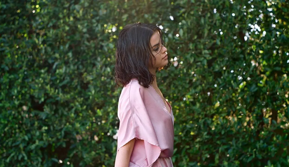 Dilansir dari HollywoodLife, hal tersebut sama sekali bukan karena ada ketegangan di antara mereka. (instagram/selenagomez)