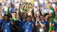 Gelandang Chelsea asal Argentina, Enzo Fernandez mengangkat trofi bersama rekan setimnya setelah berhasil meraih gelar juara Piala Dunia Antarklub 2025 di Stadion MetLife, East Rutherford, New Jersey, Amerika Serikat pada 13 Juli 2025 waktu setempat atau Senin (14/7/2025) dini hari WIB. (ANGELA WEISS/AFP)