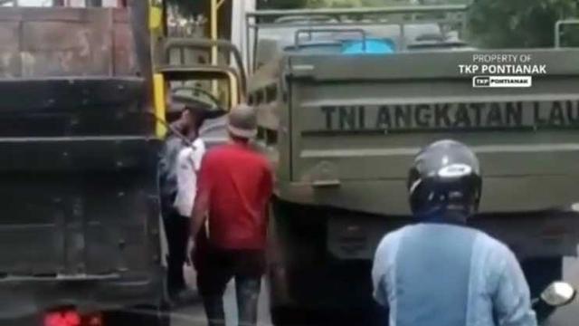 Pengemudi truk ugal-ugalan dihadang truk anggota TNI Angkatan Laut (Agoez_Bandz4)