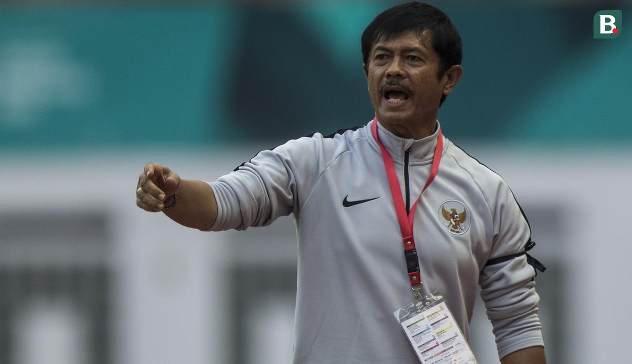 Pelatih Timnas Indonesia, Indra Sjafrie, memberikan instruksi saat melawan Arab Saudi pada laga persahabatan di Stadion Wibawa Mukti, Jawa Barat, Rabu (10/10/2018). Indonesia kalah 1-2 dari Arab Saudi. (Bola.com/Vitalis Yogi Trisna)