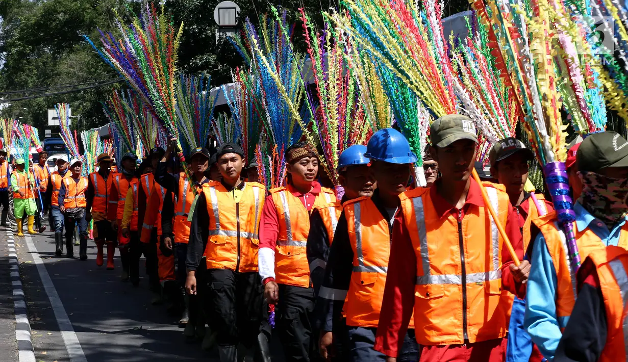 Sejumlah peserta Karnaval Kemerdekaan Pesona Parahyangan 2017 melakukan persiapan di sekitar Gedung Sate, Bandung, Sabtu (26/8). Karnaval Kemerdekaan tersebut melibatkan lebih dari 2.500 peserta dari 13 provinsi se-Indonesia. (Liputan6.com/Johan Tallo)