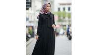 Dress Panjang Muslim Kombinasi Plisket Gaya Anak Muda (Sumber: gemini.com)