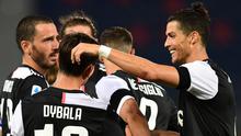 Penyerang  Juventus, Paulo Dybala (kiri) berselebrasi dengan Cristiano Ronaldo (kanan) dan rekan satu timnya setelah mencetak gol ke gawang Bologna pada pertandingan lanjutan liga Serie A Italia di stadion Renato-Dall'Ara di Bologna (22/6/2020). Juventus menang 2-0 atas Bologna. (Miguel MEDINA / AFP