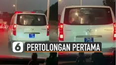 Perjuangan tenaga medis saat menolong pasien di mobil ambulans diabadikan oleh pengendara lain yang melintas di belakang mobil ambulans.