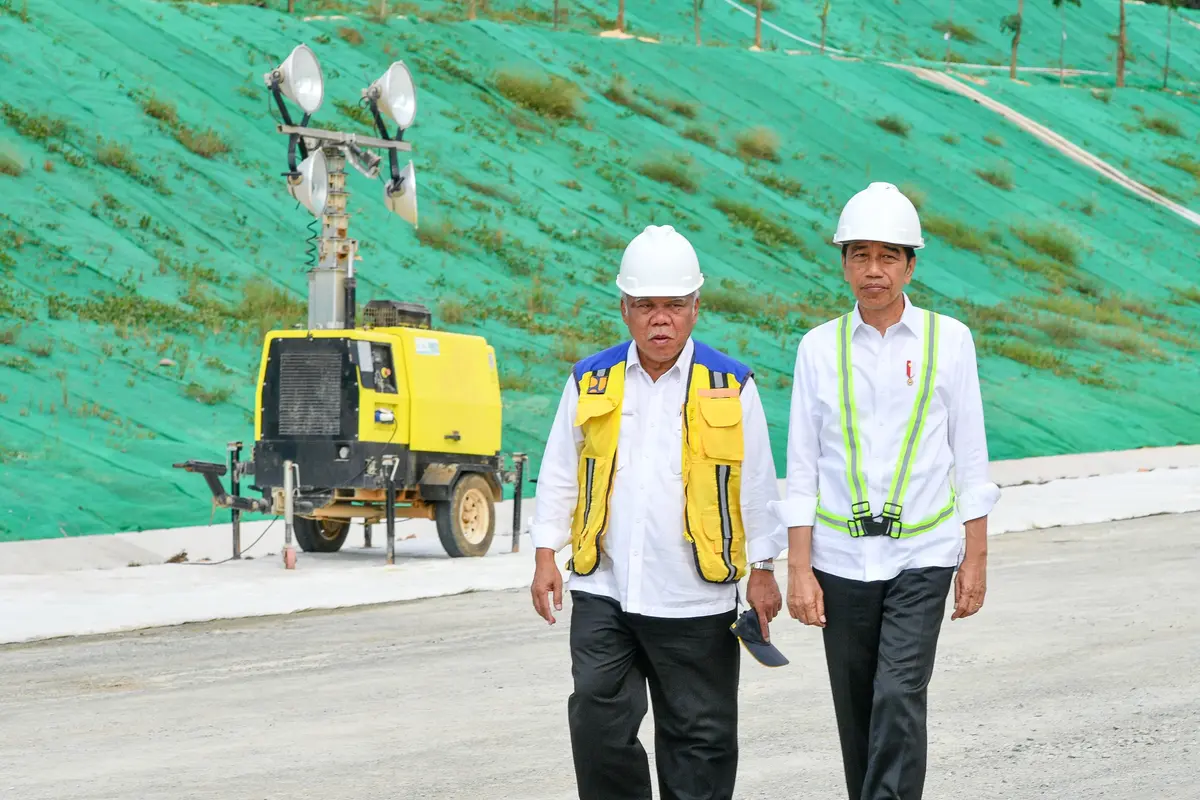 Presiden Joko Widodo meninjau langsung progres pembangunan jalan tol yang akan menghubungkan Balikpapan ke kawasan Ibu Kota Nusantara (IKN)