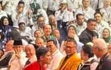 Gibran Rangkul Kaesang Ajak Berlutut Cium Tangan Megawati