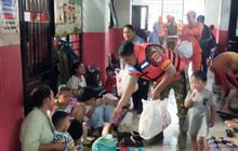 Petugas Salurkan Bantuan Pengungsi Banjir Kebon Pala, Kebutuhan Pokok Terpenuhi