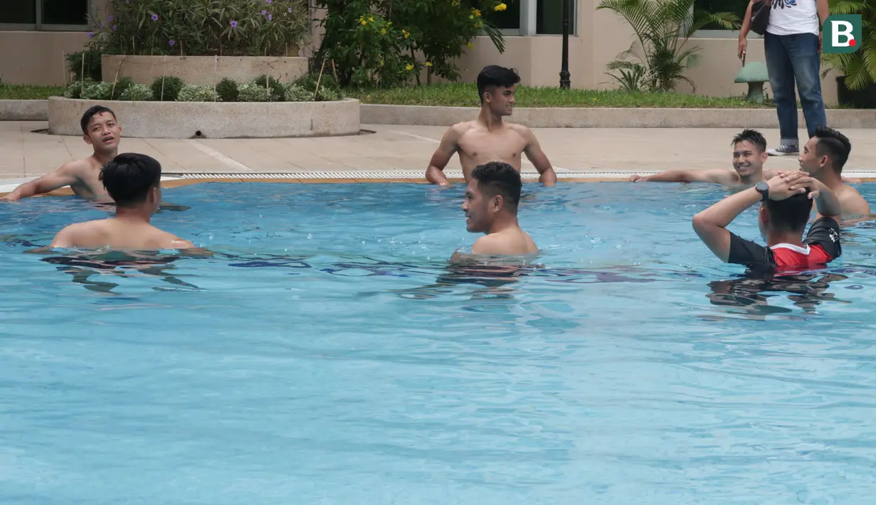Rio Fahmi, Ramadhan Sananta, Witan Sulaiman dan sejumlah pemain inti Timnas Indonesia U-22 menjalani sesi latihan ringan tambahan di Hotel Phnom Penh, Kamboja, Minggu (30/4/2023). Latihan ringan tersebut berupa sesi berenang untuk mengembalikan kebugaran pemain setelah pertandingan melawan Filipina dalam ajang SEA Games 2023. Sesi ini juga berjalan santai, tidak kaku, dan tanpa instruksi khusus. Bahkan banyak dari mereka yang bercanda. (Bola.com/Gregah Nurikhsani)