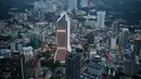 Markas Maybank (tengah) terlihat dari KL Tower di Kuala Lumpur (13/10/2020). Malaysia mengumumkan pembatasan baru di sekitar ibu kota dan negara bagian Sabah yang paling parah terkena dampaknya. (AFP/Mohd Rasfan)