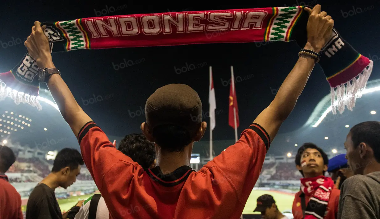 Suporter membentangkan syal bertuliskan Indonesia saat menonton laga semifinal Piala AFF 2016 melawan Vietnam di Stadion Pakansari, Jawa Barat, Sabtu (3/12/2016). (Bola.com/Vitalis Yogi Trisna)