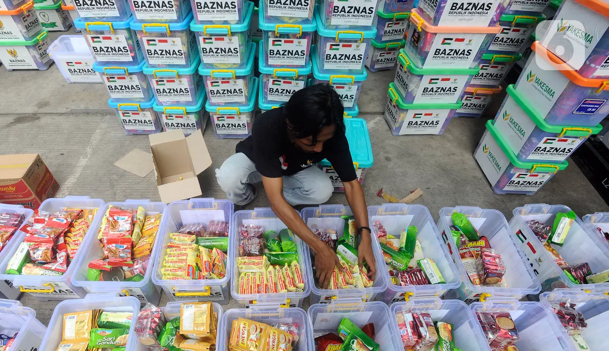 Relawan mengemas bahan makanan yang akan dikirim ke Palestina di Kantor Badan Amil Zakat Nasional (Baznas), Jakarta, Kamis (2/11/2023). Baznas siap mendistribusikan bantuan tahap pertama senilai Rp 3 miliar untuk warga Gaza. (merdeka.com/Arie Basuki)