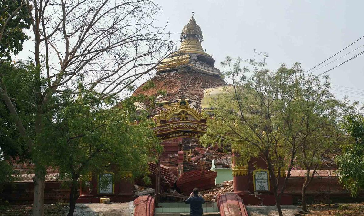 FOTO: Tim SAR Mencari Korban Selamat di Mandalay, Kota dengan Kerusakan Paling Parah Akibat Gempa di Myanmar