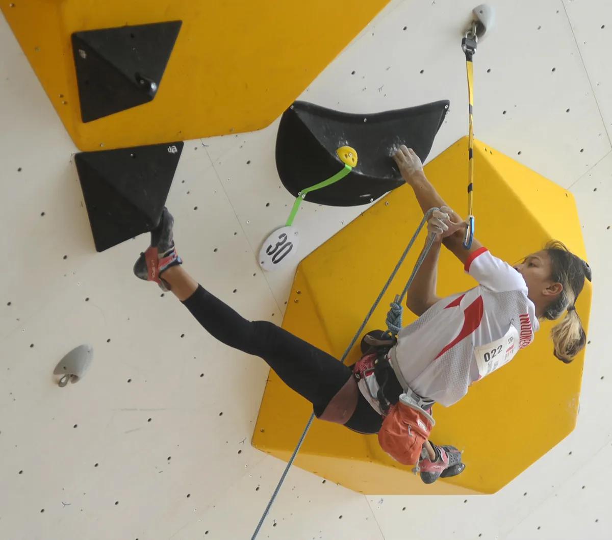 Atlet panjat tebing Indonesia, Sukma Lintang Cahyani berusaha mencapai puncak pada kategori Lead Putri IFSC Climbing Asian Qualifier Jakarta 2023 di Gelora Bung Karno, Jakarta, Sabtu (11/11/2023).&nbsp;<br>