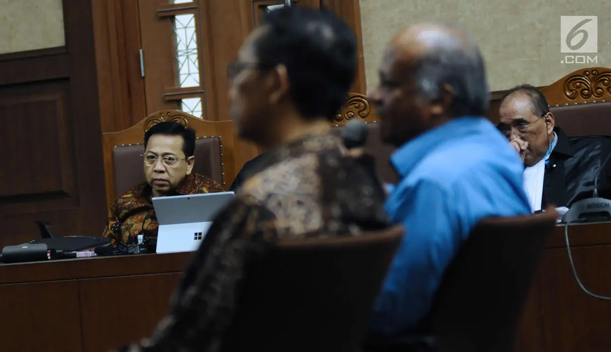 Terdakwa dugaan korupsi proyek e-KTP, Setya Novanto menyimak keterangan saksi pada sidang lanjutan di Pengadilan Tipikor, Jakarta, Kamis (8/3). Sidang mendengar keterangan saksi-saksi. (Liputan6.com/Helmi Fithriansyah)