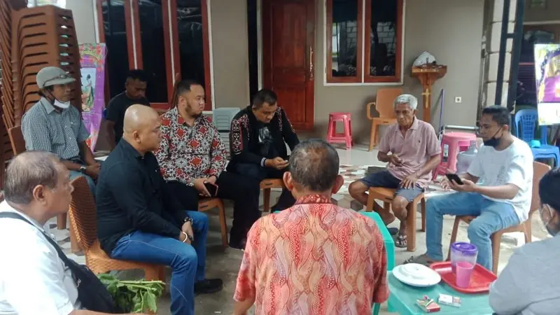 Kuasa hukum, Adhitya Nasution saat berdiskusi dengan keluarga korban. (Foto Istimewah)