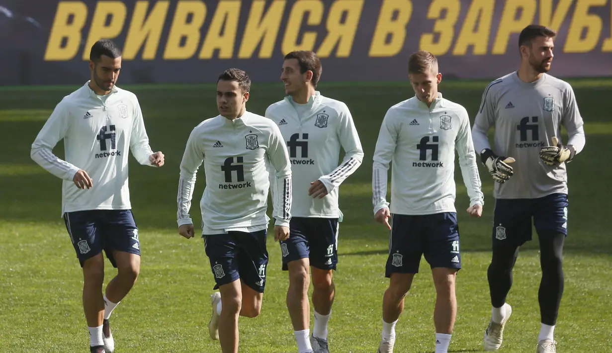 Para pemain Spayol melakukan pemanasan selama sesi latihan tim di Stadion NSK Olimpiyskiy, Ukraina (12/10/2020). Spanyol akan bertanding melawan Spanyol dalam  lanjutan UEFA Nations League Divisi A Grup 4 (A4). (AP Photo/Efrem Lukatsky)