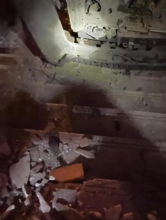 Kerusakan serangan drone dengan bahan peledak di kediaman Perdana Menteri Irak Mustafa al-Kadhimi di Baghdad, Minggu (7/11/2021). Kadhimi dilaporkan selamat tanpa terluka dalam serangan yang disebut militer Irak sebagai upaya percobaan pembunuhan itu. (Iraqi Prime Minister Media Office via AP)