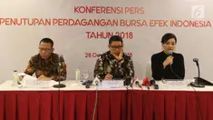 Direktur Utama BEI Inarno Djajadi (tengah) bersama Direktur KPEI Sunandar (kiri) dan Direktur Utama KSEI Friderica Widyasari saat pemaparan penutupan perdagangan Bursa Efek Indonesia (BEI) di Jakarta, Jumat (28/12). (Liputan6.com/Angga Yuniar)