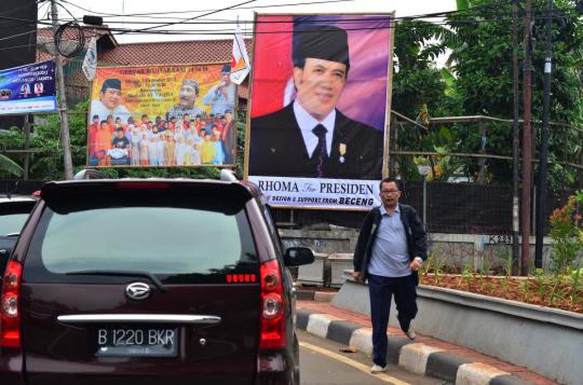 Baliho besar bertulis 'Rhoma For Presiden' 