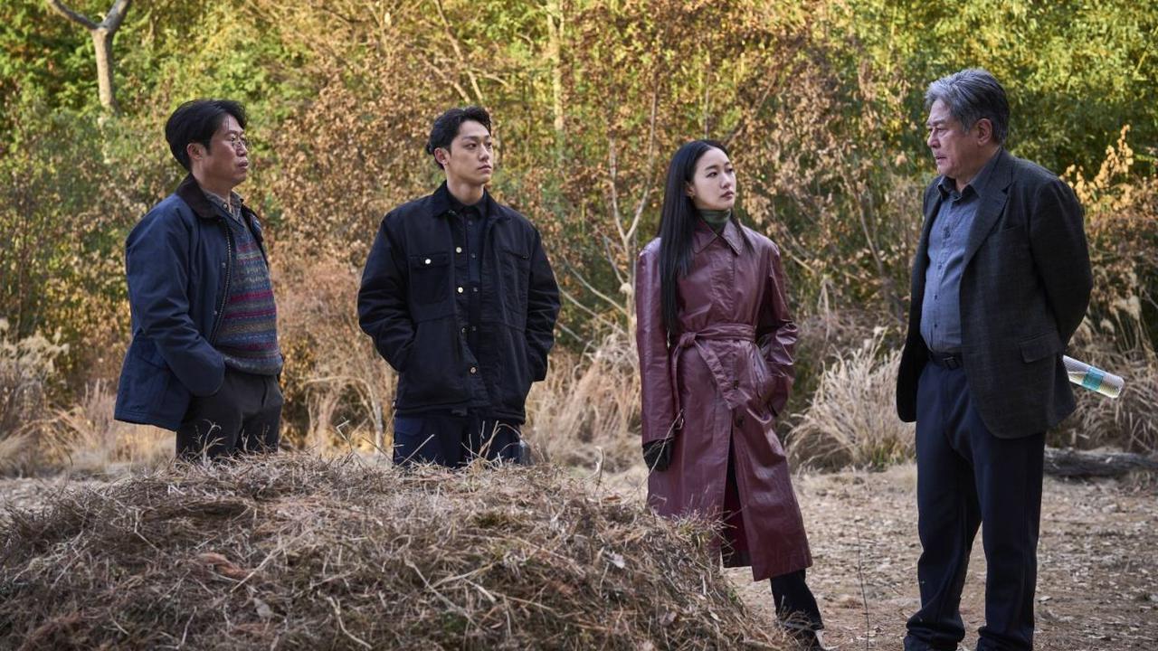 Perjalanan mereka membawa mereka ke lokasi kuburan yang tersembunyi di sebuah desa terpencil di Korea.