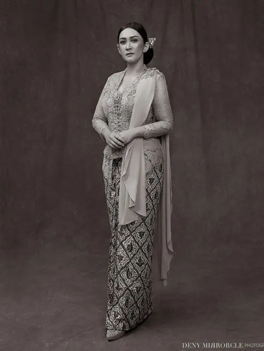 <p>Kali ini, dia tampak anggun dalam balutan kebaya. (Foto: Instagram/ denymirrorcle)</p>
