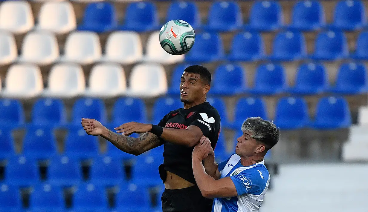 Bek Sevilla, Diego Carlos, berebut bola atas dengan pemain Leganes pada laga lanjutan La Liga pekan ke-33 di Estadio Municipal de Butarque, Rabu (1/7/2020) dini hari WIB. Sevilla menang 3-0 atas Leganes. (AFP/Pierre-Philippe Marcou)