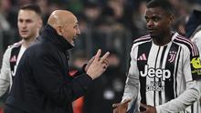 Pelatih Juventus asal Italia, Luciano Spalletti (kiri), berbicara dengan bek Juventus asal Prancis bernomor punggung 15, Pierre Kalulu Kyatengwa, selama pertandingan Serie A Italia antara Juventus dan Lazio di stadion Allianz di Turin, Senin dini hari WIB. (Isabella BONOTTO/AFP)