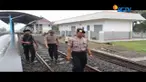 Polisi bersenjata api ditempatkan di stasiun yang dinilai rawan kriminalitas. Tak hanya itu polisi juga ikut mengecek rel secara rutin.