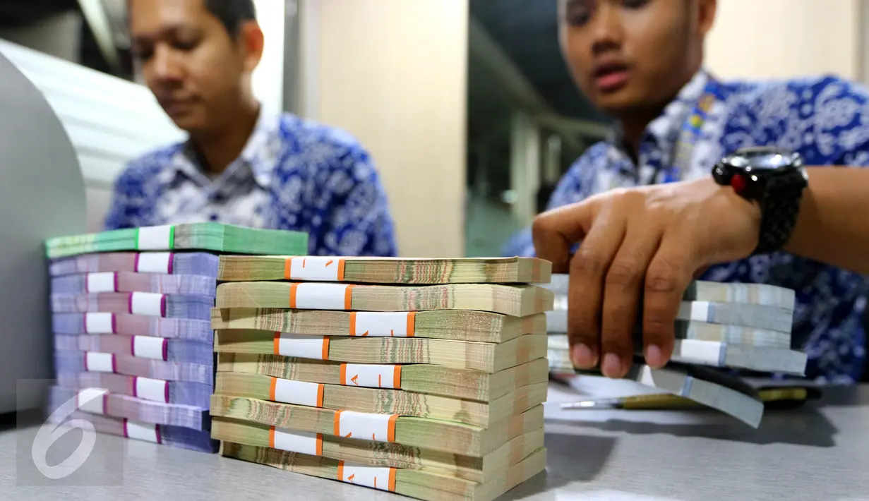 Bank Indonesia (BI) melayani penukaran uang receh untuk karyawan EMTEK Group di Lantai 7 SCTV Tower, Jakarta, Jumat (24/6). BI membawa uang Rp 700 juta yang siap ditukarkan oleh para karyawan EMTEK Group. (Liputan6.com/Fery Pradolo)