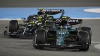 Pembalap Mercedes Lewis Hamilton dan Fernando Alonso dari Aston Martin&nbsp;bersaing dalam balapan F1 GP Bahrain di&nbsp;Sirkuit Internasional Bahrain, Minggu, 5 Maret 2023. (AP Photo/Frank Augstein)