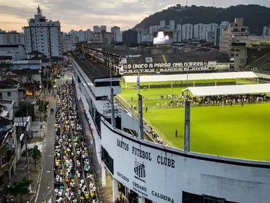 Warga berbondong-bondong ke markas Santos untuk memberikan penghormatan terakhir kepada legenda sepakbola Brasil, Pele. (AP Photo/Matias Delacroix)